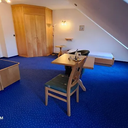 Zu Den Linden Hotel 3*